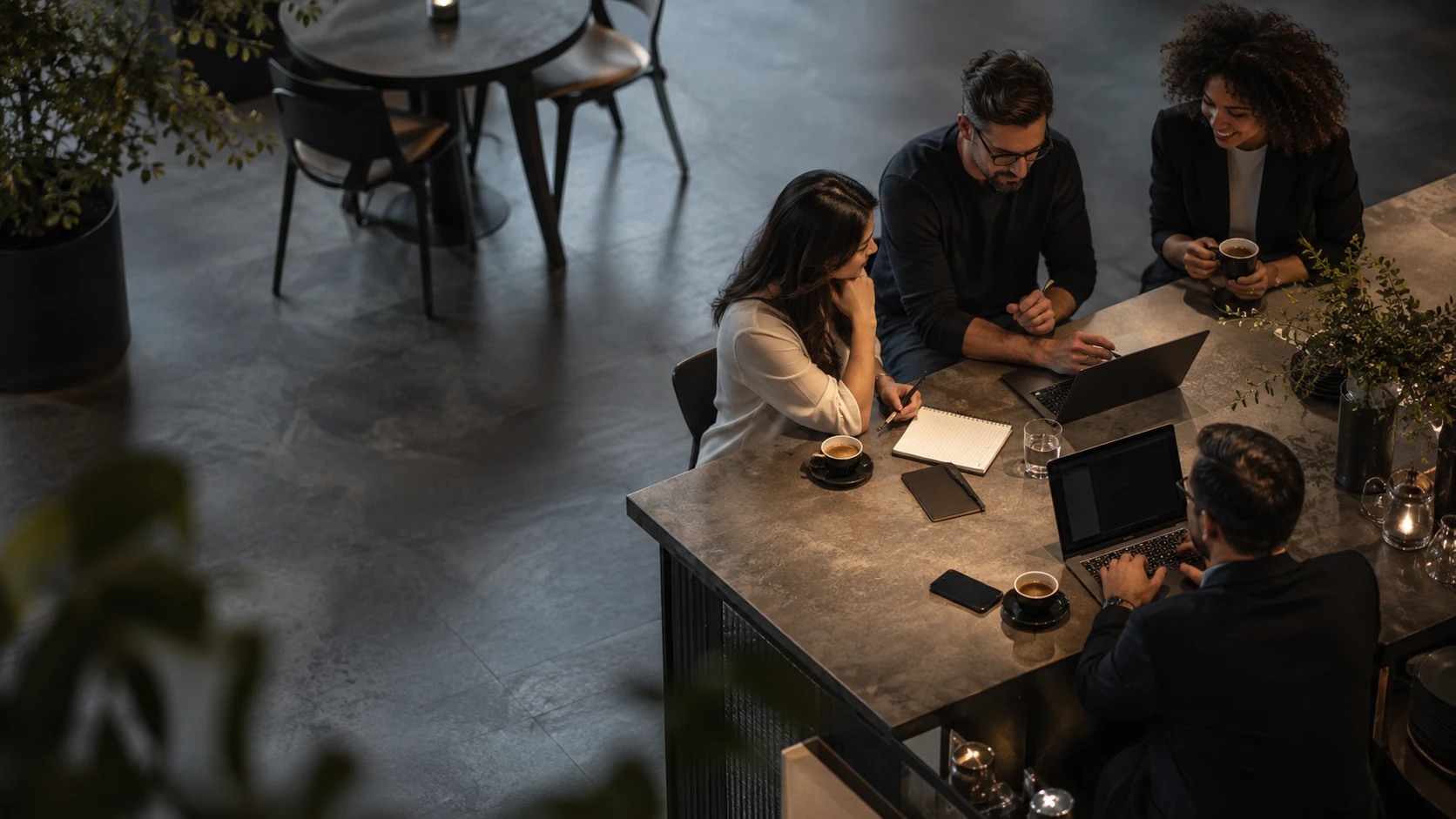 Equipo de Matiz Research reunido alrededor de una mesa trabajando en un estudio